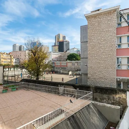Charming 2 Bedroom In Campolide! דירה *