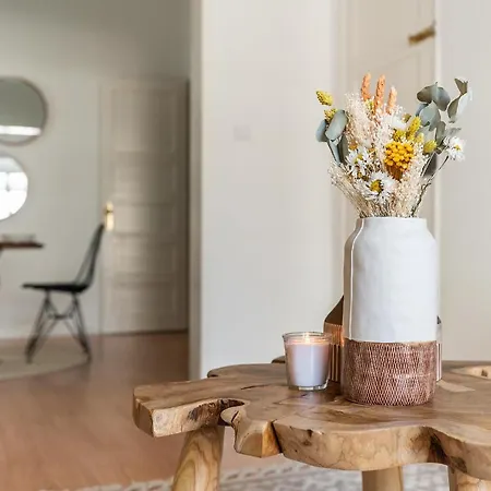 Charming 2 Bedroom In Campolide! דירה
