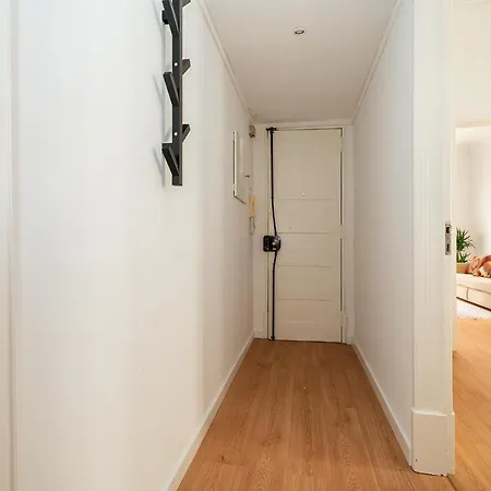 Charming 2 Bedroom In Campolide! Apartment