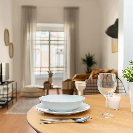 Charming 2 Bedroom In Campolide! Apartment